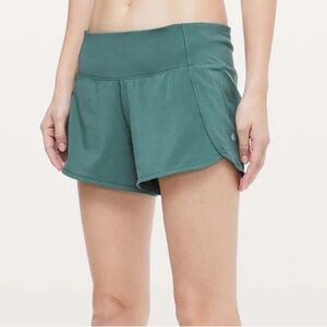 Lululemon Run Times Mid-Rise shorts, inseam 4'' - Green Smoke - Sz 4